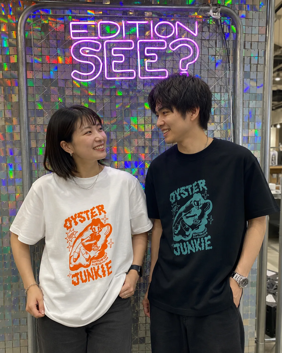 異なるデザインのTシャツを持つ参加者