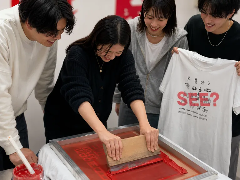 グループでシルクスクリーン印刷を体験 – EDITION SEE? 広島