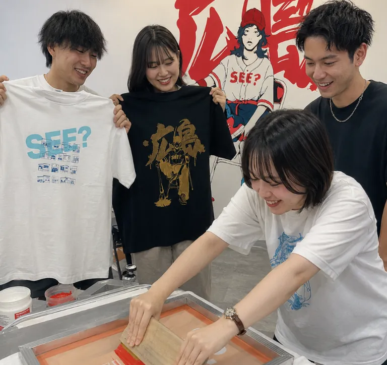 シルクスクリーン体験を楽しむグループ – EDITION SEE? 広島